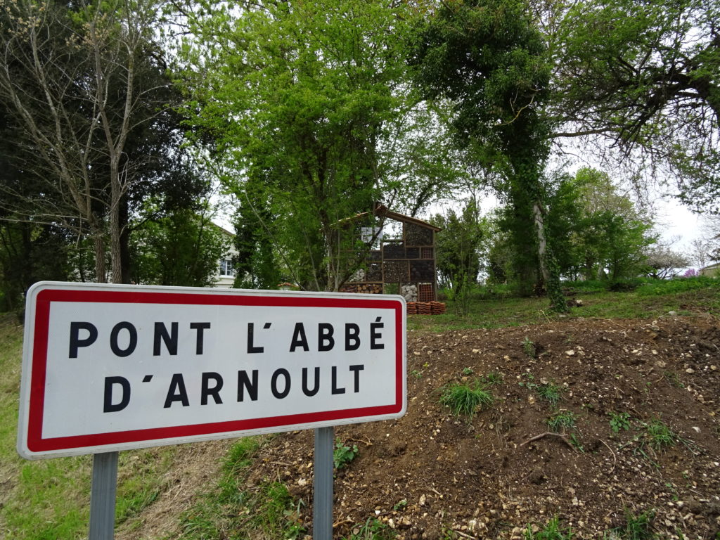 Panneau d'entrée du village