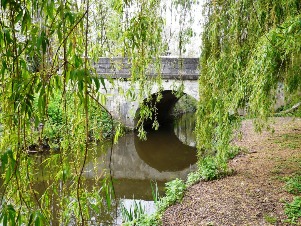 Un des ponts sur l'Arnoult